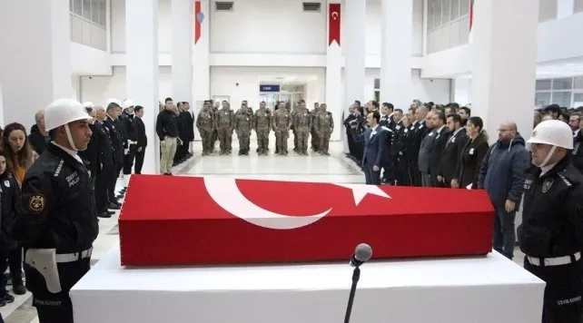 bosandigi-esini-gogsunden-vurarak-olduren-komiser-tutuklandi-1708099617364.jpg Boşandığı eşini göğsünden vurarak öldüren komiser tutuklandı - 4