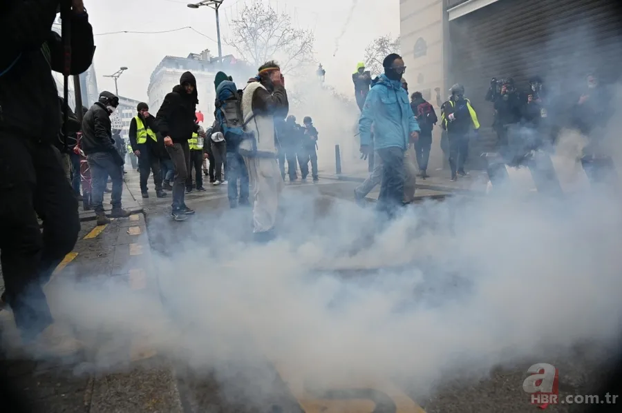 Fransa'da Macron için 'diktatör' sloganları 17