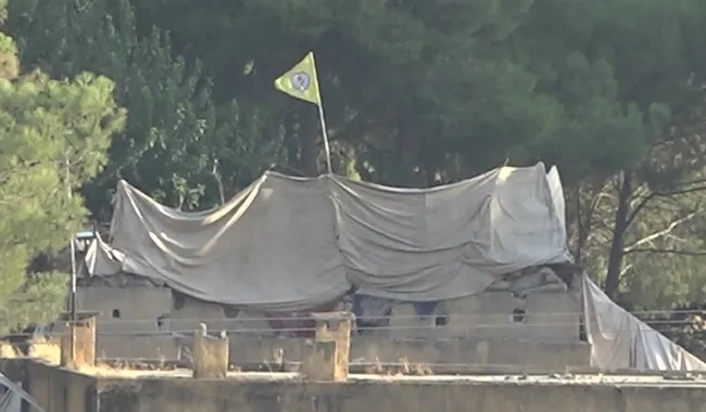 Suriye'de Türkiye-ABD kara devriyesi öncesi terör örgütü PKK/PYD paçavralarını söktüler - 1