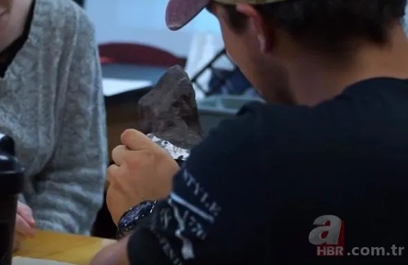 Yürüyüş yaptıkları sırada buldular! Fosil zannedip eve götürdükleri nesne bomba çıktı 12