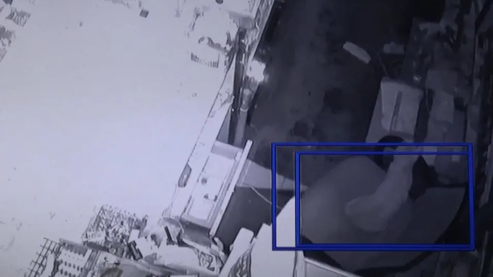 Diyarbakır’da deprem anı marketin güvenlik kamerasına böyle yansıdı! Kedinin tepkisi dikkat çekti