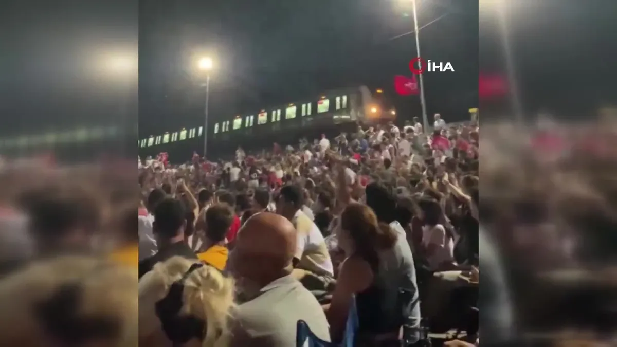 Marmaray makinisti Avusturya-Türkiye maçını taraftarla beraber izledi! O anlar kamerada