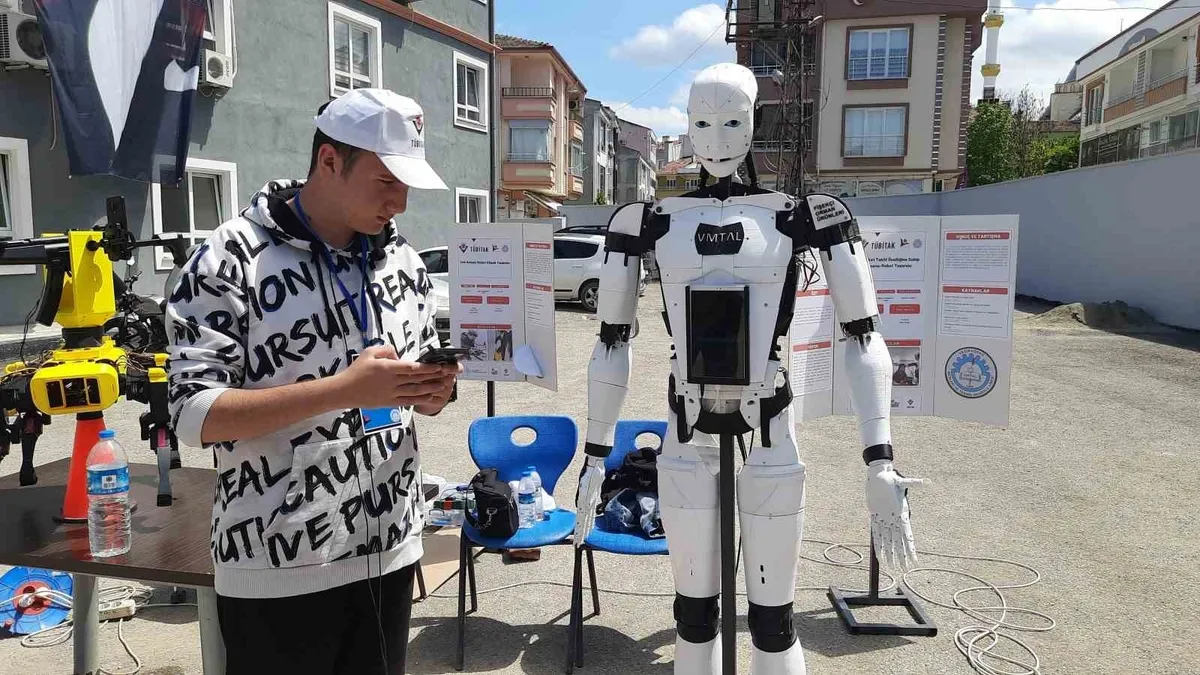 Lise öğrencilerinin tasarladıkları insansı robot ve köpek ilgi çekti