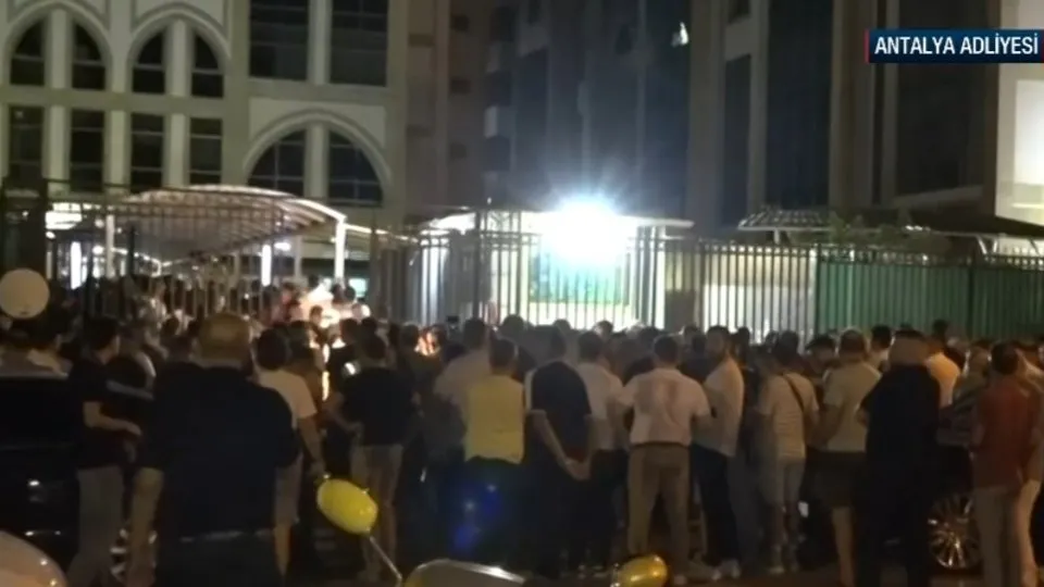 Muhittin Böcek’in tutuklanmasının ardından adliye binasında yoğun kalabalık