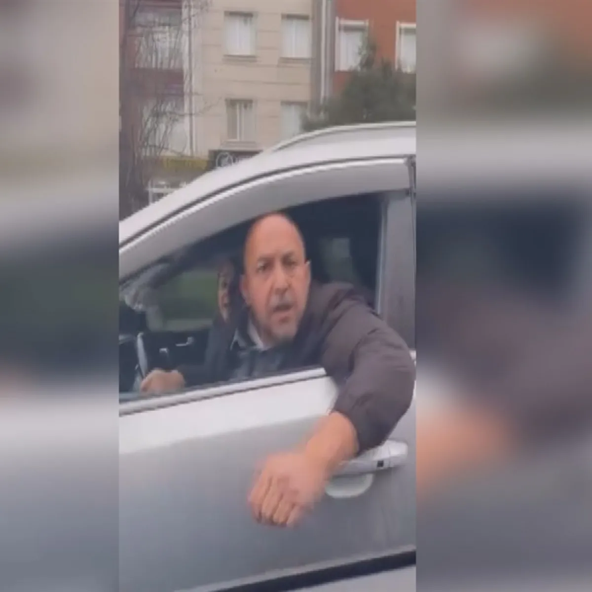 Trafik magandası kadın sürücünün aracına saldırdı: O anlar kameraya yansıdı