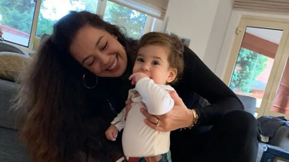 Azra Akın’ın ilk adım heyecanı! Sosyal medyada paylaştı