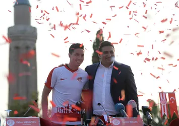 Antalyaspor'da Nasri için coşkulu imza töreni