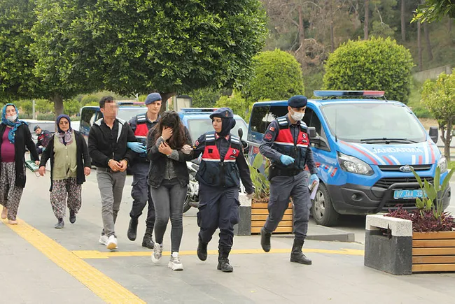 Antalya'da dehşete düşüren olay! Başına taşla vurup yağmaladılar - 1