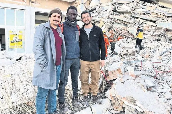 1677390897341.jpg Senagel'den Türkiye'ye gelen Mustafa Ndiaye vefasıyla hayran bıraktı! Helal olsun sana Mustafa - 3