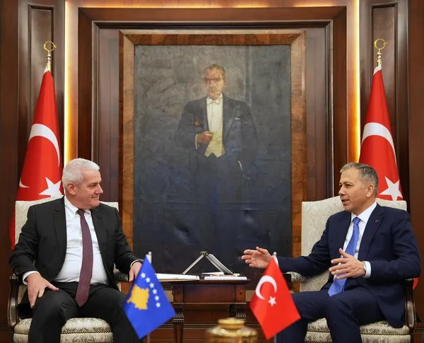 1699631607944.jpg Türkiye-Kosova ilişkileri büyüyor! İçişleri Bakanı Ali Yerlikaya, Kosovalı mevkidaşı Sveçla'ya ile görüştü - 1