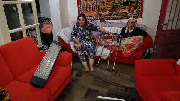 1670827929298.jpg Antalya’da sağanak! Evde mahsur kalan engelli kadını ve yaşlı anneyi polis kurtardı - 1