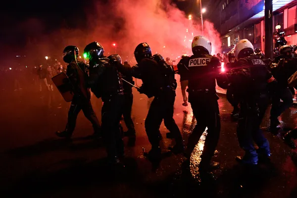 Fransa sokakları yangın yeri: Ülke genelinde artan İslamofobi protesto edildi