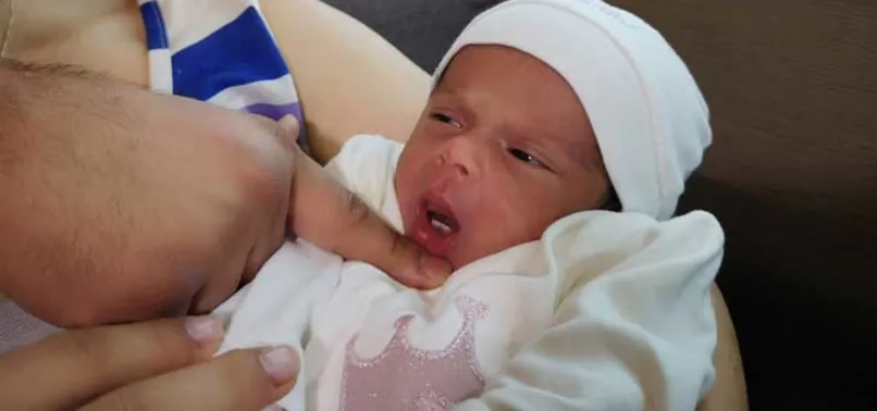 Hem ailesi hem doktorlar şokta! Dişleriyle dünyaya geldi