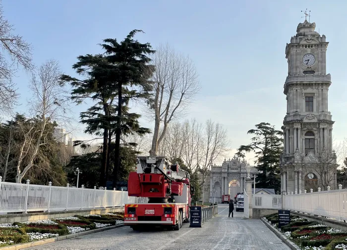 Son dakika: Dolmabahçe Sarayı marangozhanesinde korkutan yangın - 1