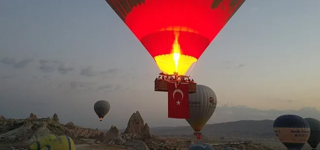 Kapadokya'da balonlar Türk bayraklarıyla uçtu