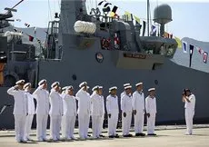 İki gemiye Katar’daki Türk üssünde görevlendirme