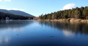 Gölcük Tabiat Parkı’ndaki göl buz tuttu