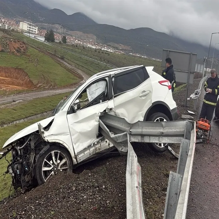 Otomobile saplanan bariyer can aldı