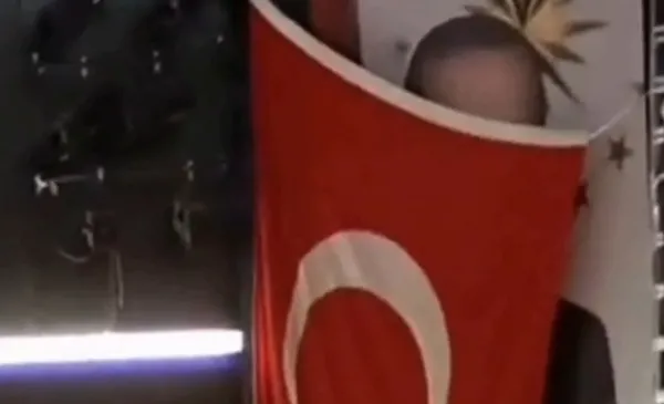 chpnin-baskan-erdogan-hazimsizligi-fotografinin-uzerini-turk-bayragi-ile-kapattilar-1671918870799.jpg CHP'nin Başkan Erdoğan hazımsızlığı: Portresinin üzerini Türk bayrağı ile kapattılar - 4