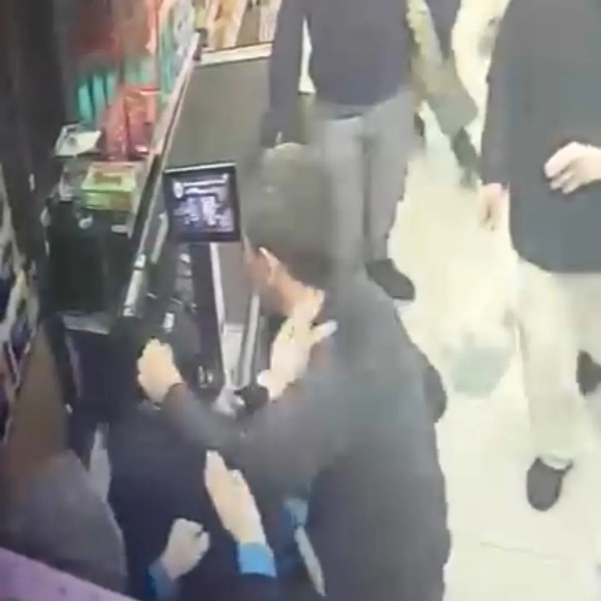 Pendik'te poşet tartışması kavgaya dönüştü: Kadın kasiyeri defalarca yumrukladı