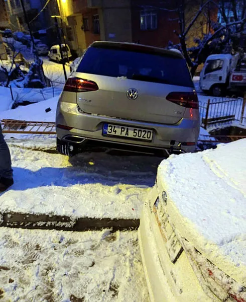 İstanbul’un karla imtihanı | Vatandaşlar buzlu yollarla mücadele etti! Küçük çocuk ölümden döndü - 6