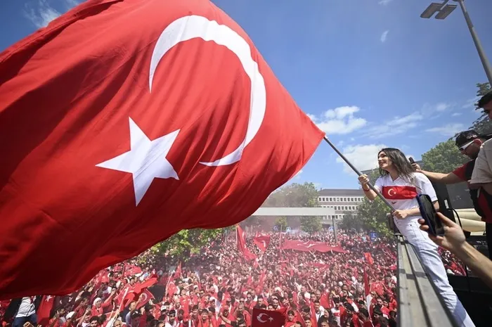 munih-guvenlik-konferansi-raporu-acikladi-batinin-turkiyeye-bakisi-olumlu-yonde-degisiyor-1739265286128.jpg Türkiye Portekiz maçı öncesi meydanda toplanan Türkler (Arşiv)