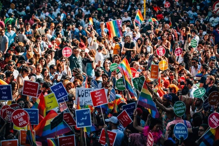 Son dakika: Büyüyen tehlikenin adı: LGBT! Anne babalar dikkat! Topluma eşcinselliği dayatıyorlar