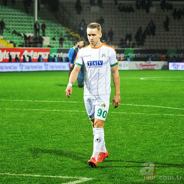 Ünlü futbolcu arabasında başından silahla vurularak öldürüldü! 6