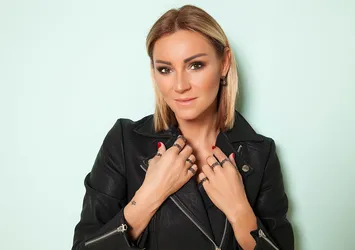 Pınar Altuğ'un yüzüne ne oldu?