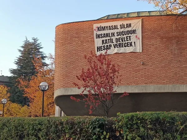 Türk gençleri ODTÜ'deki skandala geçit vermedi! İftara dolu paçavra indirildi yerine Türk bayrağı asıldı - 1