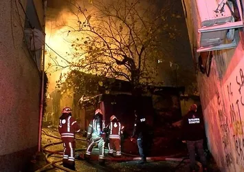 İstanbul'da gecekondu alev alev yandı! Çevre sakinleri paniğe kapıldı