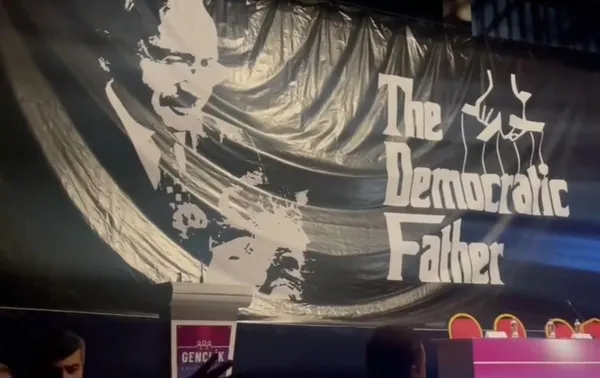 Kemal Kılıçdaroğlu’na ’The Democratic Father’ pankartlı karşılama! CHP’liler çok sevindi ama o çizim dikkat çekti: Kime ’kukla demokrat’ diyorlar?