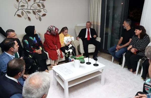 baskan-erdogan-esenlerde-bir-ailenin-evine-misafir-oldu-1660942458055.jpg Başkan Erdoğan'ın kendisine yazılan şiire tepkisi gülümsetti: Ne miniği 1.85 boyundayım - 3