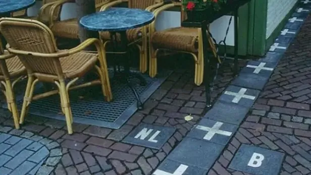 Sınır kafenin ortasından geçiyor! Görenleri hayrete düşüren dünyanın en ilgin ülke sınırları - 1