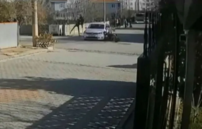 Tekirdağ’da korkunç anlar! Motosikletiyle çarptığı otomobilin üzerinden uçtu - 2