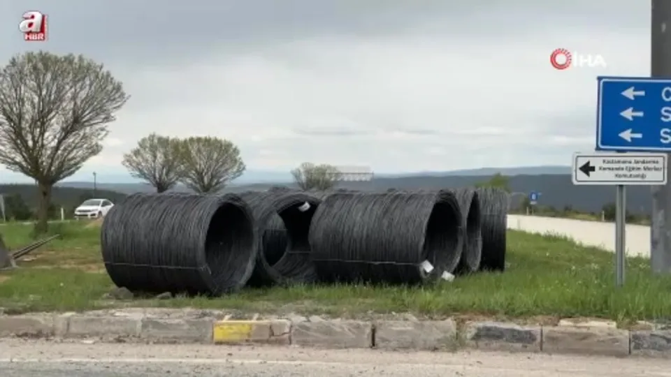 Kastamonu’da demir yüklü tır devrildi