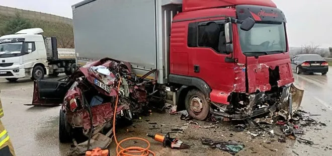 Bursa’da can pazarı! Otomobil kamyonete çarptı 5 kişi hayatını kaybetti
