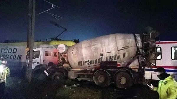 tekirdagda-feci-kaza-yolcu-treni-beton-mikseri-ile-carpisti-1706392798591.jpeg Tekirdağ’da feci kaza! Yolcu treni beton mikseri ile çarpıştı - 2