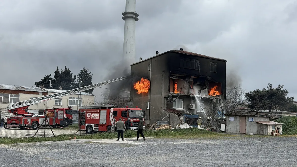 Büyükçekmece'de 3 katlı binada çıkan yangın söndürüldü