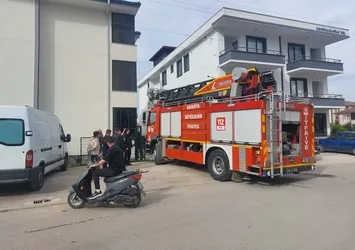 Evde mahsur kalan 3 yaşındaki çocuk itfaiye ekiplerince kurtarıldı
