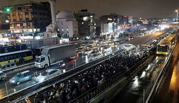 Son dakika: İstanbul'da toplu ulaşım araçlarında büyük yoğunluk - 6