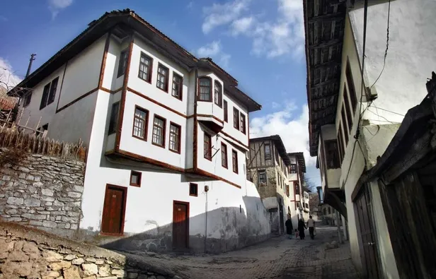 ilber-hoca-turkiyenin-italyasi-dedi-ilce-doldu-tasti-turistler-akin-akin-geliyor-1709464416473.jpg İlber Hoca Türkiye'nin İtalya'sı dedi, ilçe doldu taştı! Turistler akın akın geliyor - 5