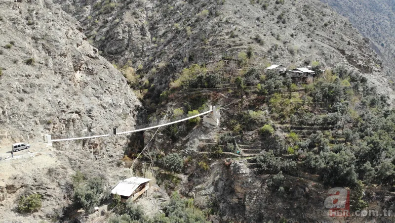 Bu köy kendinden izole! Asma köprüye 'korona' kapısı 5