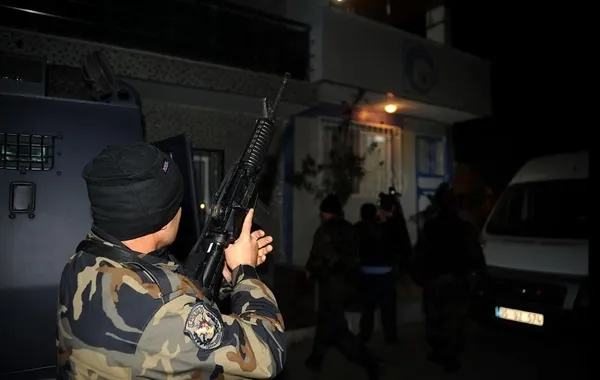 izmirde-uyusturucu-operasyonunda-9-zanli-tutuklandi-1694294030261.jpg İzmir'de uyuşturucu operasyonunda 9 zanlı tutuklandı - 1