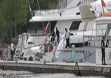 Boğaz'da arabalı vapur lüks tekneye çarptı