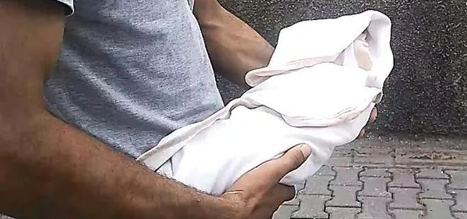 Adana’da kahreden görüntü! Bebeğinin cansız bedenini kucağında taşıdı