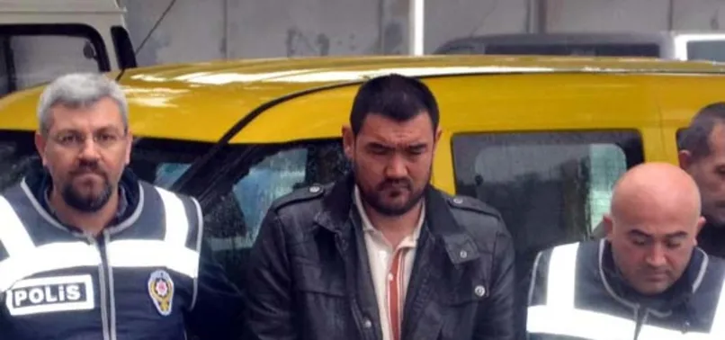 Yemeğin salçasına kızıp karısını doğradı
