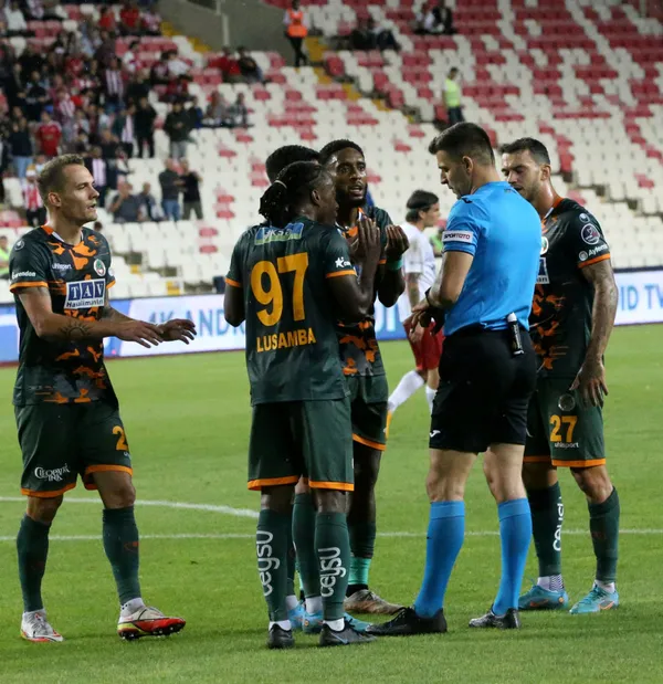 sivasspor-son-dakikada-yikildi-1661192060405.jpg Sivasspor son dakikada yıkıldı - 1