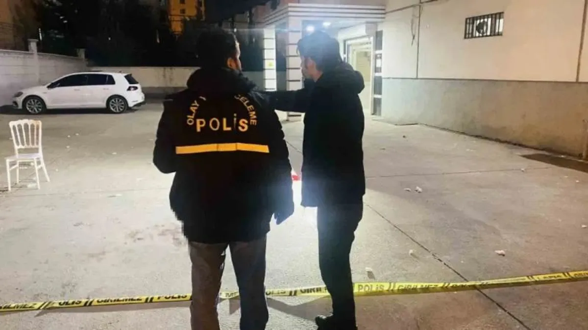 Düğün salonu önünde kavga! Yaralılar var