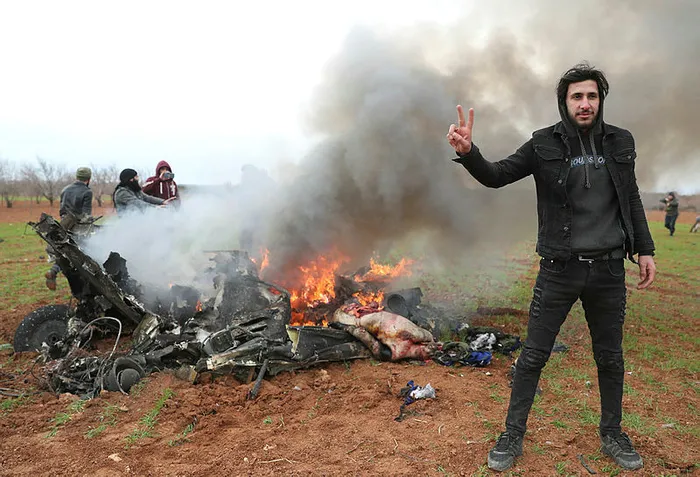 Suriye'de muhalifler rejim helikopterini düşürdü - 1